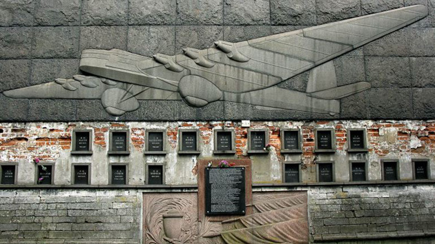La fosse commune et mémorial aux victimes de la catastrophe au cimetière Novodievitchi