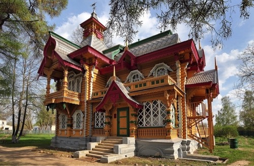 Exemple d'une maison russe typique en bois, style néo-russe