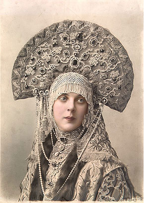 Le Kokochnik - chapeau traditionnel des femmes russes