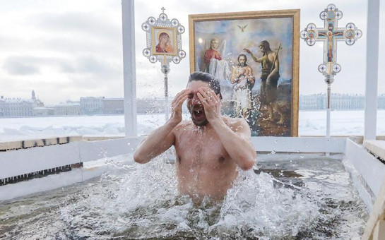 Baignade dans l'eau glacée, fête du Baptême du Christ 