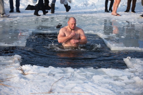 Baignade dans l'eau glacée en Russie