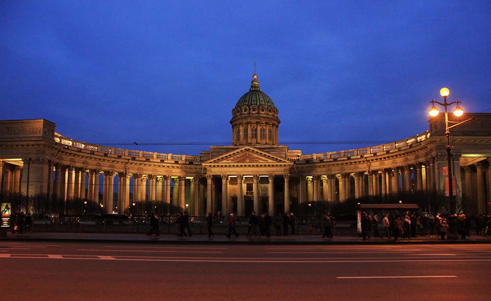 La Catedral de Kazán en la avenida Nevski de San Petersburgo 