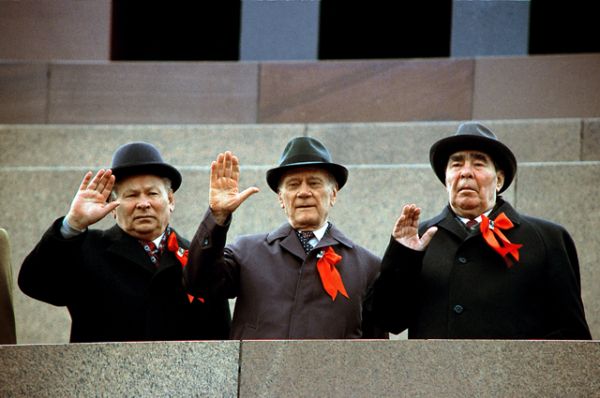 Tchernenko, Tikhonov, Brejnev sur la tribune du Mausolée de Lenine