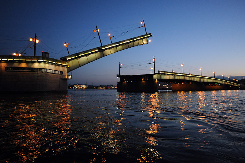 Pont Liteïny de Saint-Pétersbourg, l'ouverture des ponts