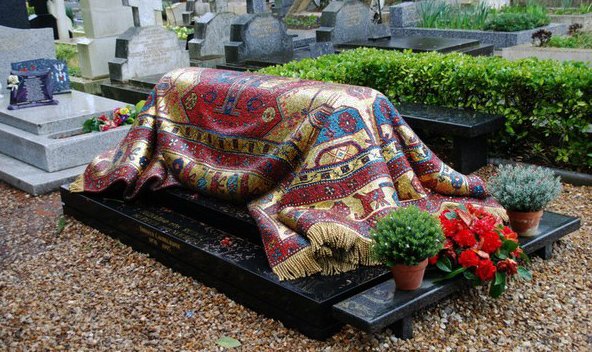 La tumba de Rudolf Nuréyev en las afueras de París