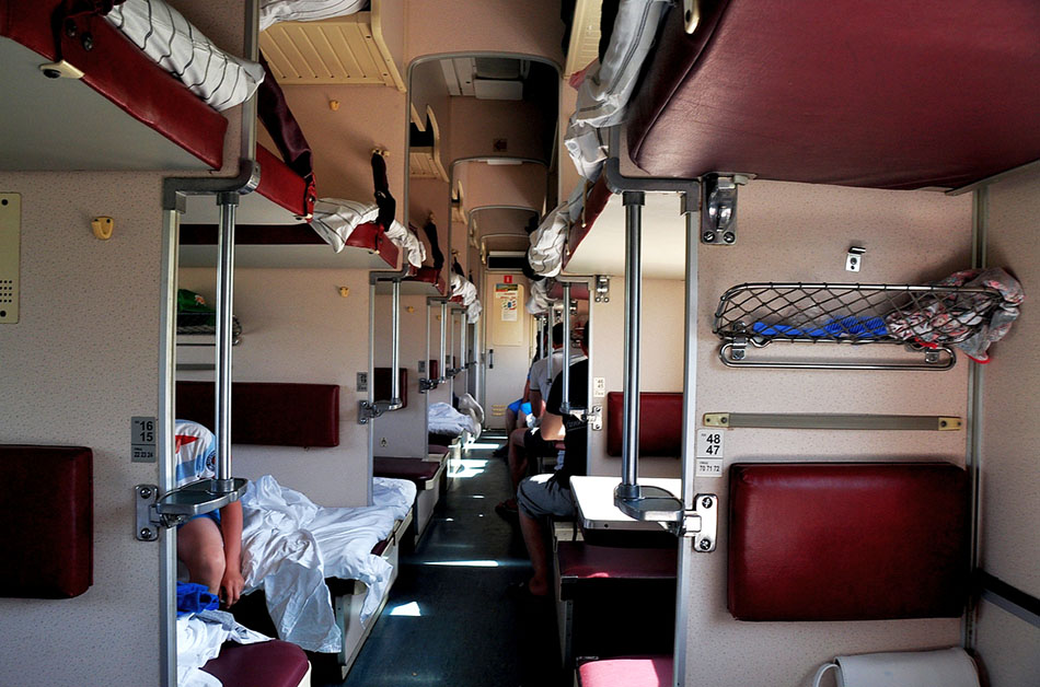 Plazkart- vagón con literas sin compartimentos, tipos de vagones en los trenes rusos