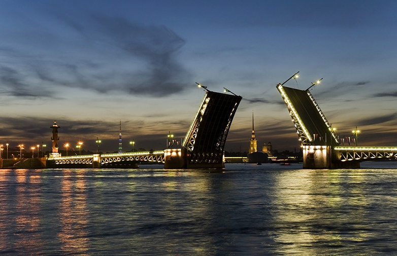 Les ponts levés de Saint-Pétersbourg