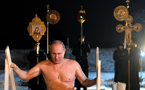 Poutine se plonge dans l'eau glacée le jour du Baptême du Christ 19 janvier