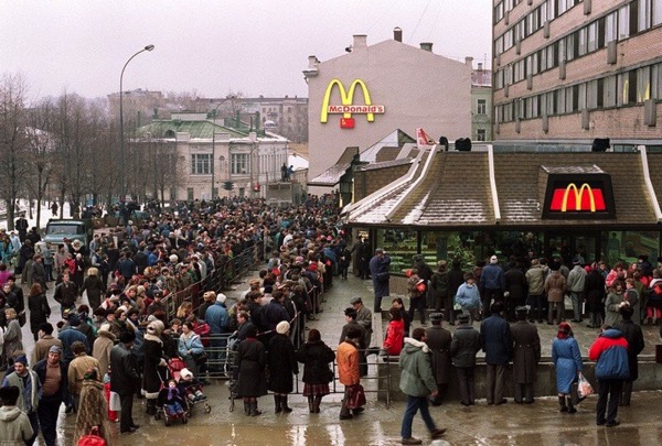 Queue à l'inauguration du premier McDonald's à Moscou 31 janvier 1990