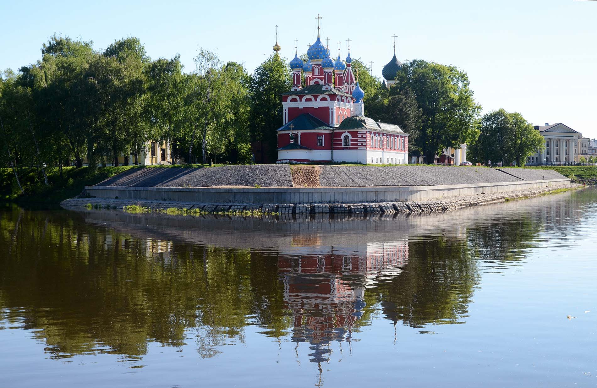 La iglesia de San Dimitri sobre la sangre de Úglich, parada de los cruceros por el Volga
