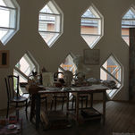 Les fenêtres hexagonales dans le studio de l'architecte