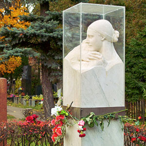 La tumba de la esposa de Stalin Nadezhda Alliluyeva en el Cementerio Novodevichi