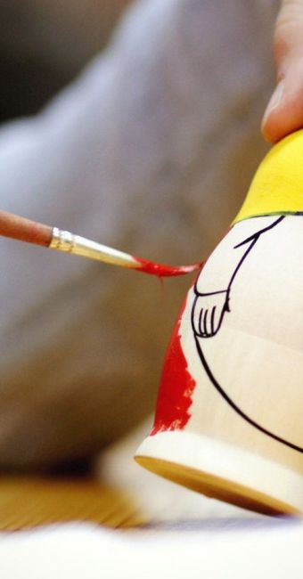 Atelier de peinture sur Matriochka (poupée russe) à Saint-Pétersbourg Atelier de peinture sur Matriochka (poupée russe) à Saint-Pétersbourg