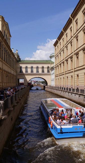 Balade en bateau sur les canaux et rivières de Saint-Pétersbourg en français Balade en bateau sur les canaux et rivières de Saint-Pétersbourg en français