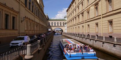 Balade en bateau sur les canaux et rivières de Saint-Pétersbourg en français Balade en bateau sur les canaux et rivières de Saint-Pétersbourg en français