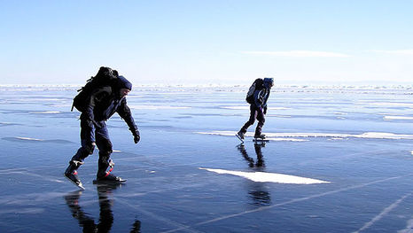 Patinage à glace sur le lac Baïkal