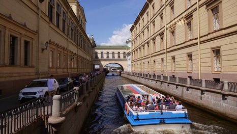 Balade en bateau sur les canaux et rivières de Saint-Pétersbourg