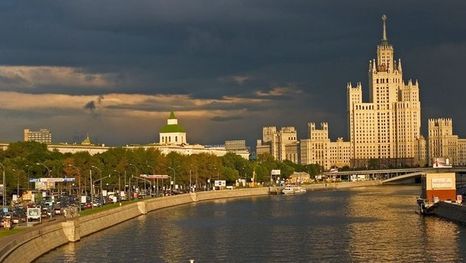 El primer rascacielos estaliniano de viviendas lujosas - Excursiones por Moscú en español con guía privado