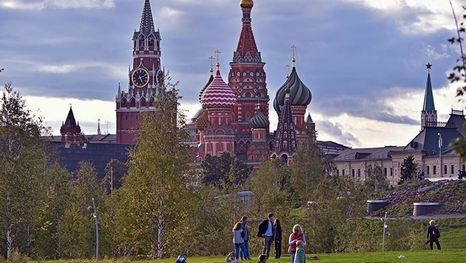 Le parc Zariadié à Moscou: vue sur la cathédrale de Saint-Basile-le-Bienheureux