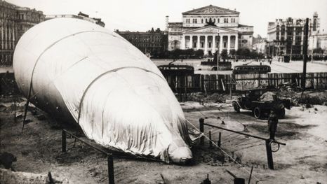 Un dirigeable de la défense aérienne, sur la place Teatralnaïa à Moscou en 1941