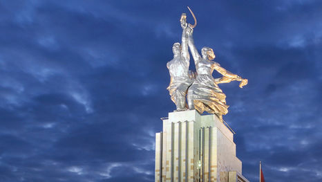 Escultura «Obrero y koljosiana»