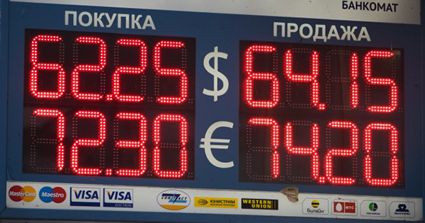 Panneau des taux de change dans un bureau de change typique en Russie