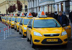 Pedir un taxi en un aeropuerto de Moscú