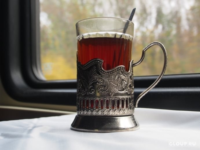 Le thé dans le train russe en verre et son porte-verre